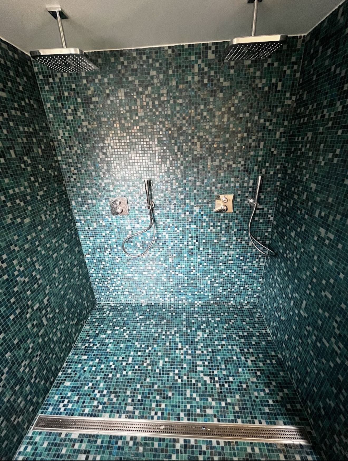 Grande douche double en mosaïque turquoise réalisée par NoRi