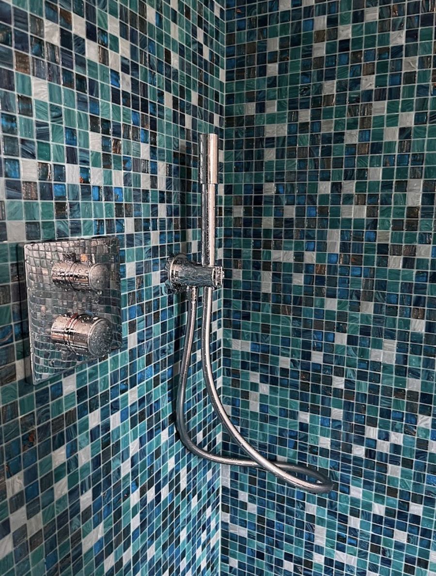 Douche en mosaïque bleue avec robinetterie thermostatique encastrée